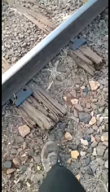 TRILHOS DA REDE FERROVIÁRIA ESTÃO SOLTOS BEM NO CENTRO DE ANDRADINA