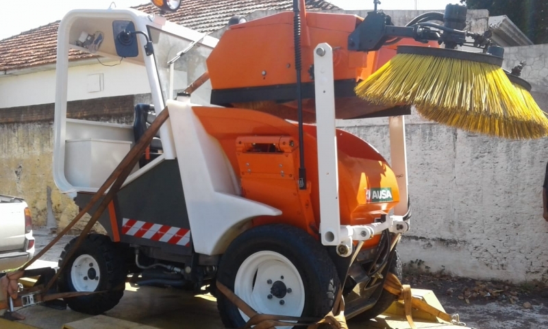 Prefeitura de Guararapes adquire maquinário para varrer ruas