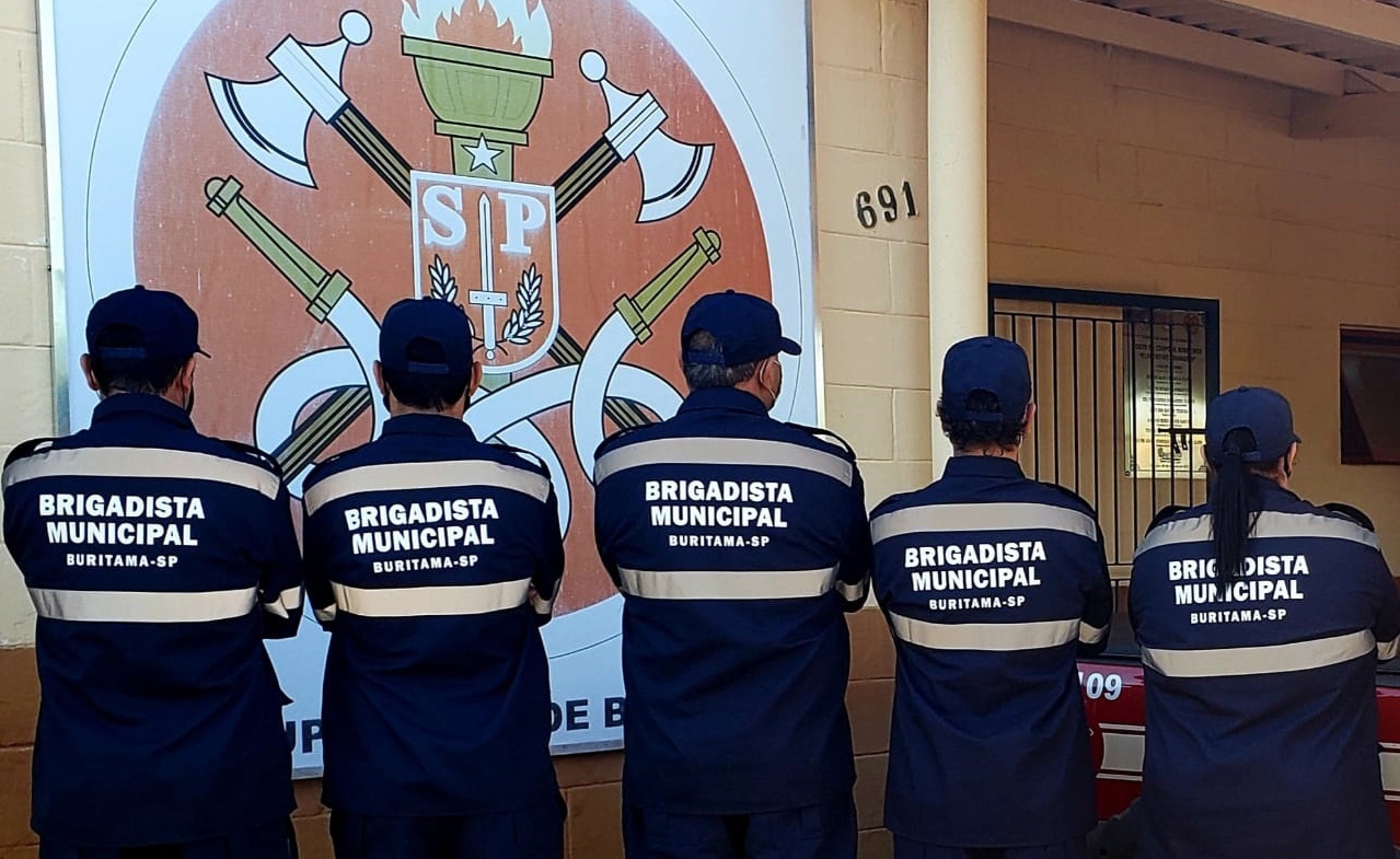 Governo do Município de Buritama entrega novos uniformes aos brigadistas