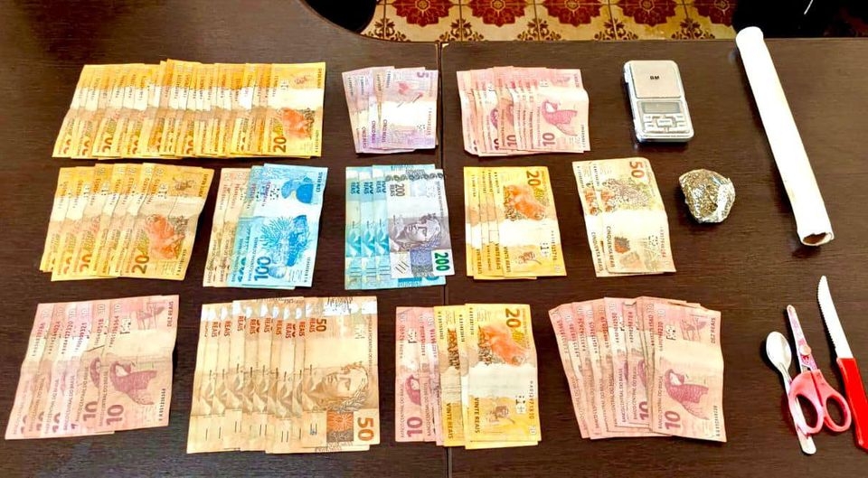 Força Tática de Andradina prende morador do Bairro Otávio Minholi com droga e com R$ 2.530,00 reais