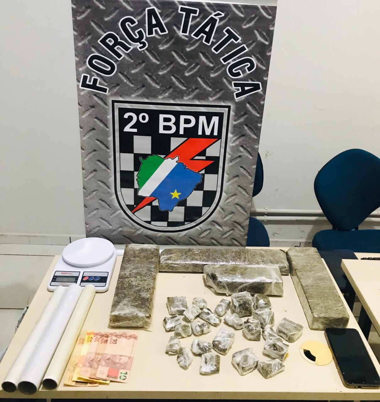 Polícia Militar prendeu em flagrante um homem fracionando tabletes de Maconha para serem comercializados em Três Lagoas