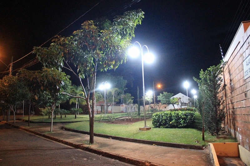 Praça “Dr. Celso Charuri” recebe iluminação em Andradina