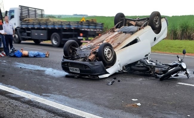 Acidente envolvendo dois carros e uma moto deixa condutores feridos na Marechal Rondon em Guararapes