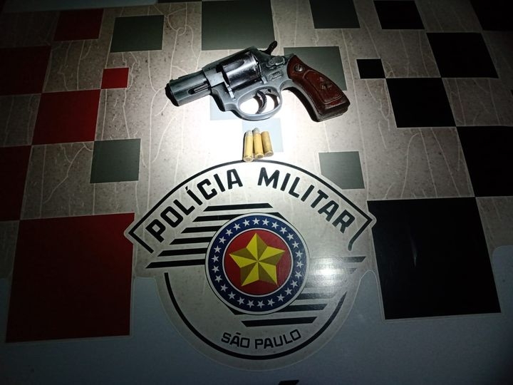 Polícia Militar de Guaraçaí prendeu o indivíduo por tentativa de homicídio e posse ilegal de arma de fogo