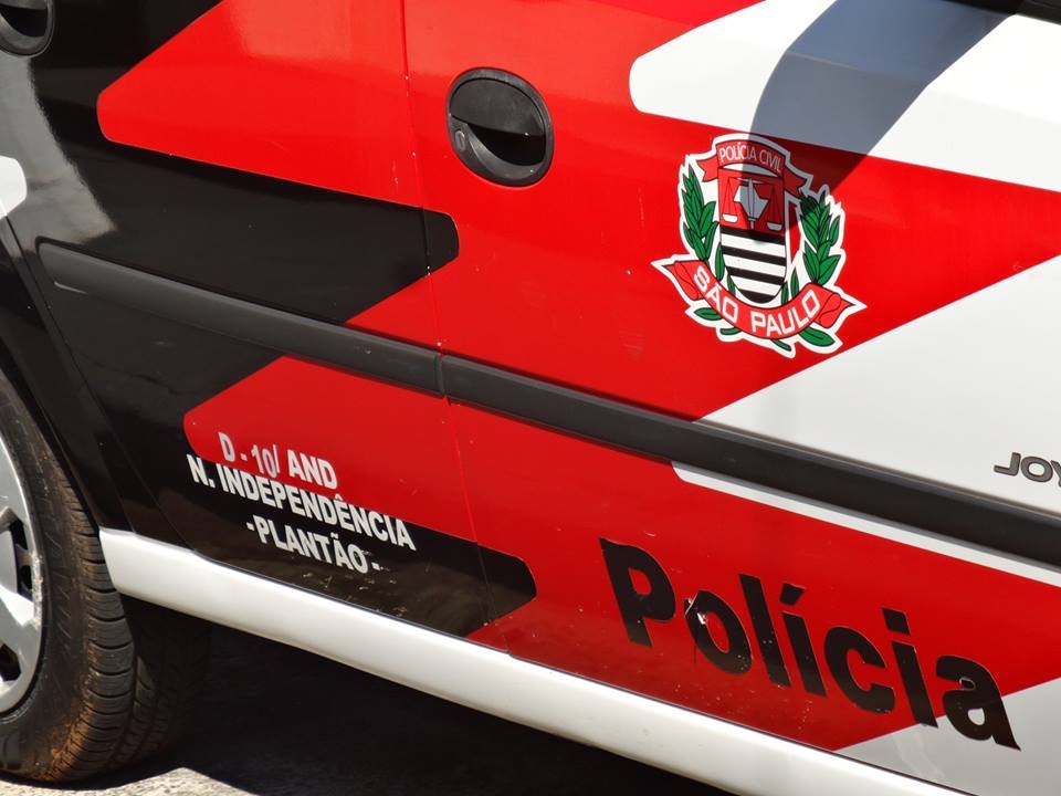 Polícia Civil de Araçatuba prendeu dois moradores do bairro Rosele com mais de duzentos pinos de cocaína, rádios HT e mais de mil reais