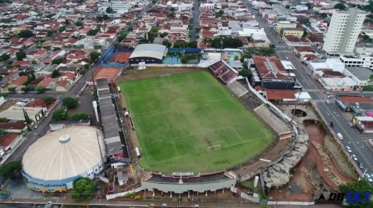 Alunos da rede municipal de Penapólis recebem novos uniformes
