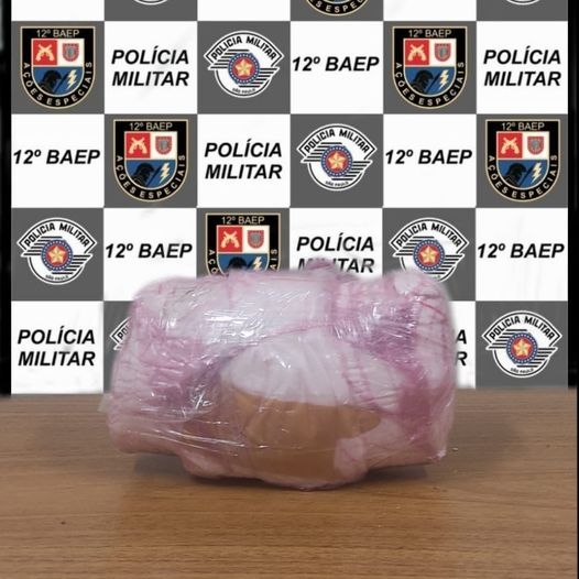 BAEP de Araçatuba prende mulher com tijolo de cocaína, alvo de combate ao crime bairro Casa Nova