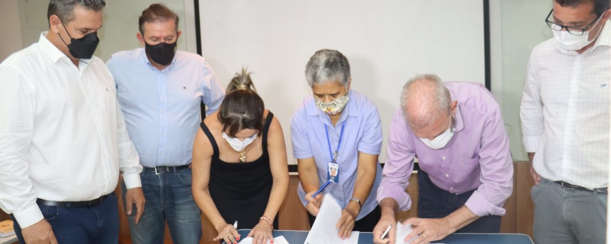 Em TL Secretário de Saúde do Estado assina convênio para instalação de leitos de UTI Neonatal e UTI Covid no Hospital Auxiliadora