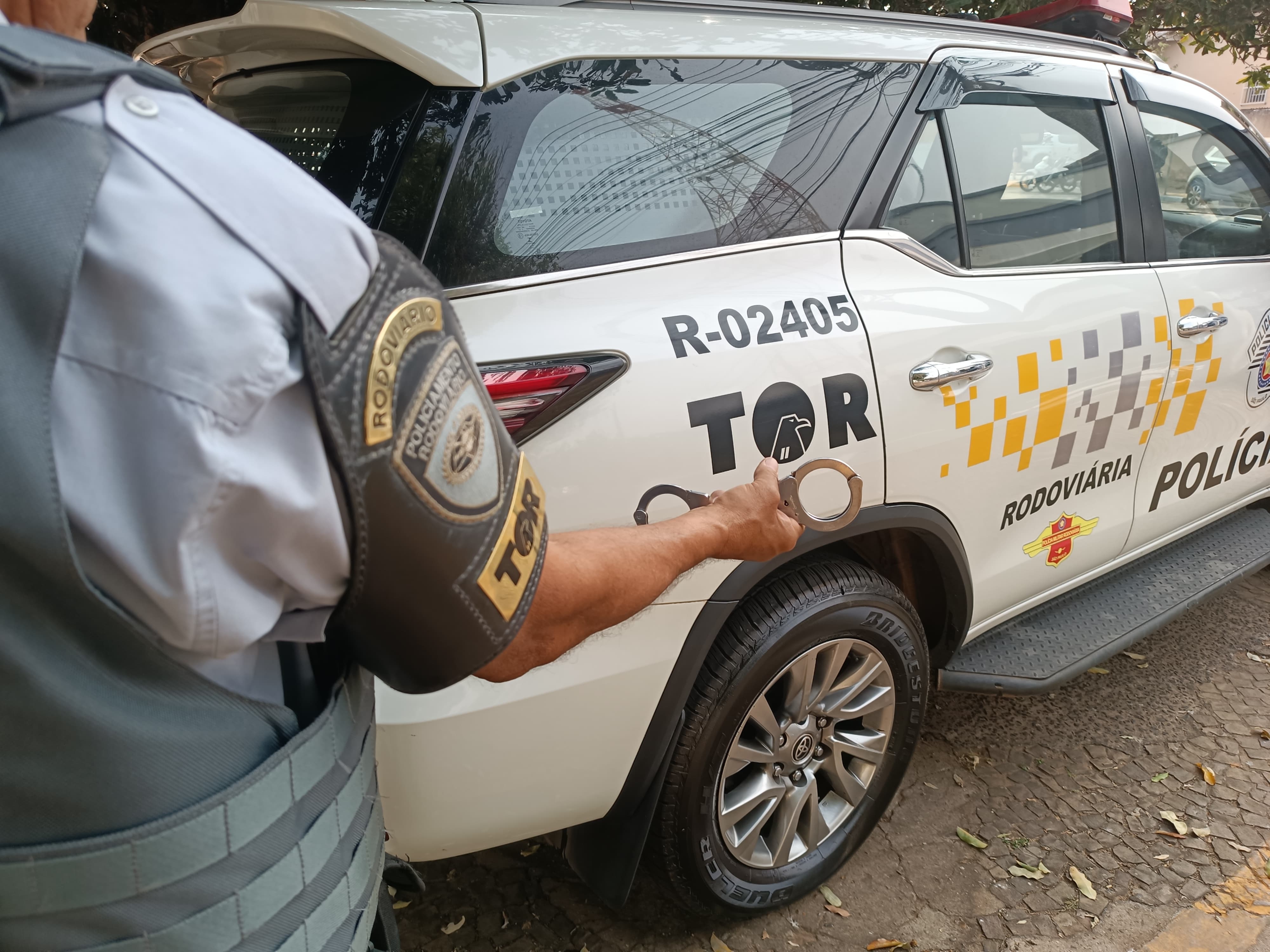 POLÍCIA RODOVIÁRIA PRENDE UM INDIVIDUO PROCURADO DA JUSTIÇA EM RODOVIA DE PENÁPOLIS