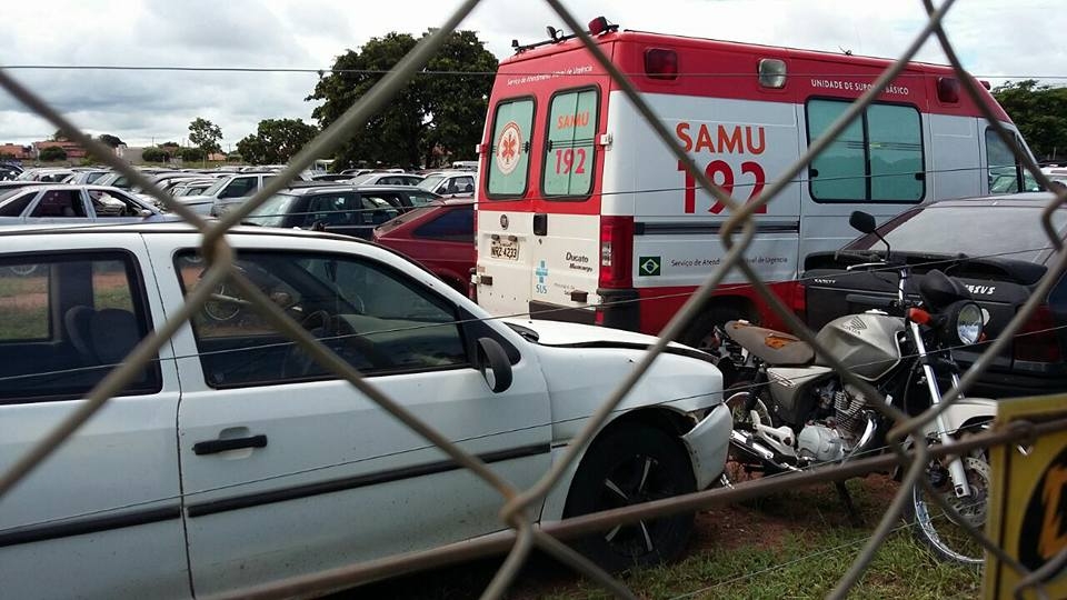 Acidente entre carro e moto interdita Avenida Eloy Chaves de Três Lagoas