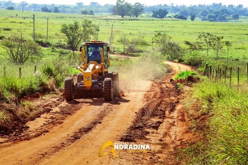 ESTRADAS DO BAIRRO RURAL TIMBORÉ ESTÃO SENDO RECUPERADAS COM MOLEDO EM ANDRADINA