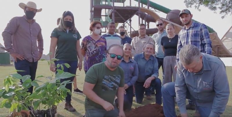 Em Andradina Mário Celso planta primeira árvore do Parque Aquático Acqualinda