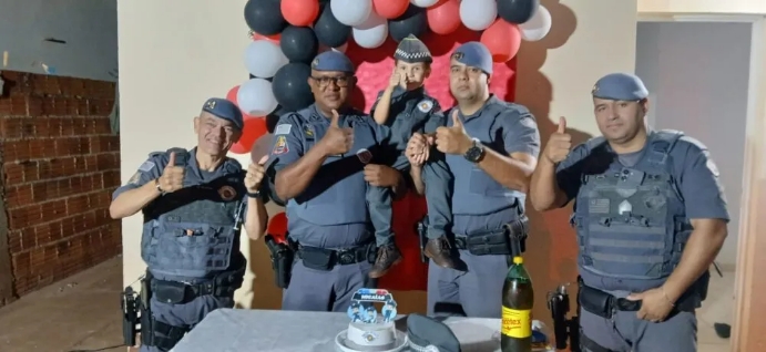 Polícia Militar faz surpresa no aniversário do pequeno Micaías em Castilho