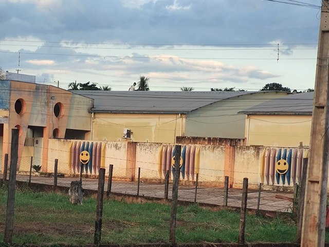 Criança é flagrada brincando no telhado de creche em Castilho
