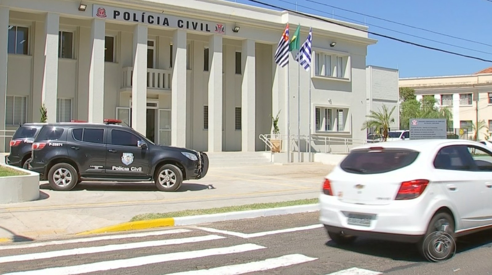 Em Andradina carro bate em caçamba e pega fogo