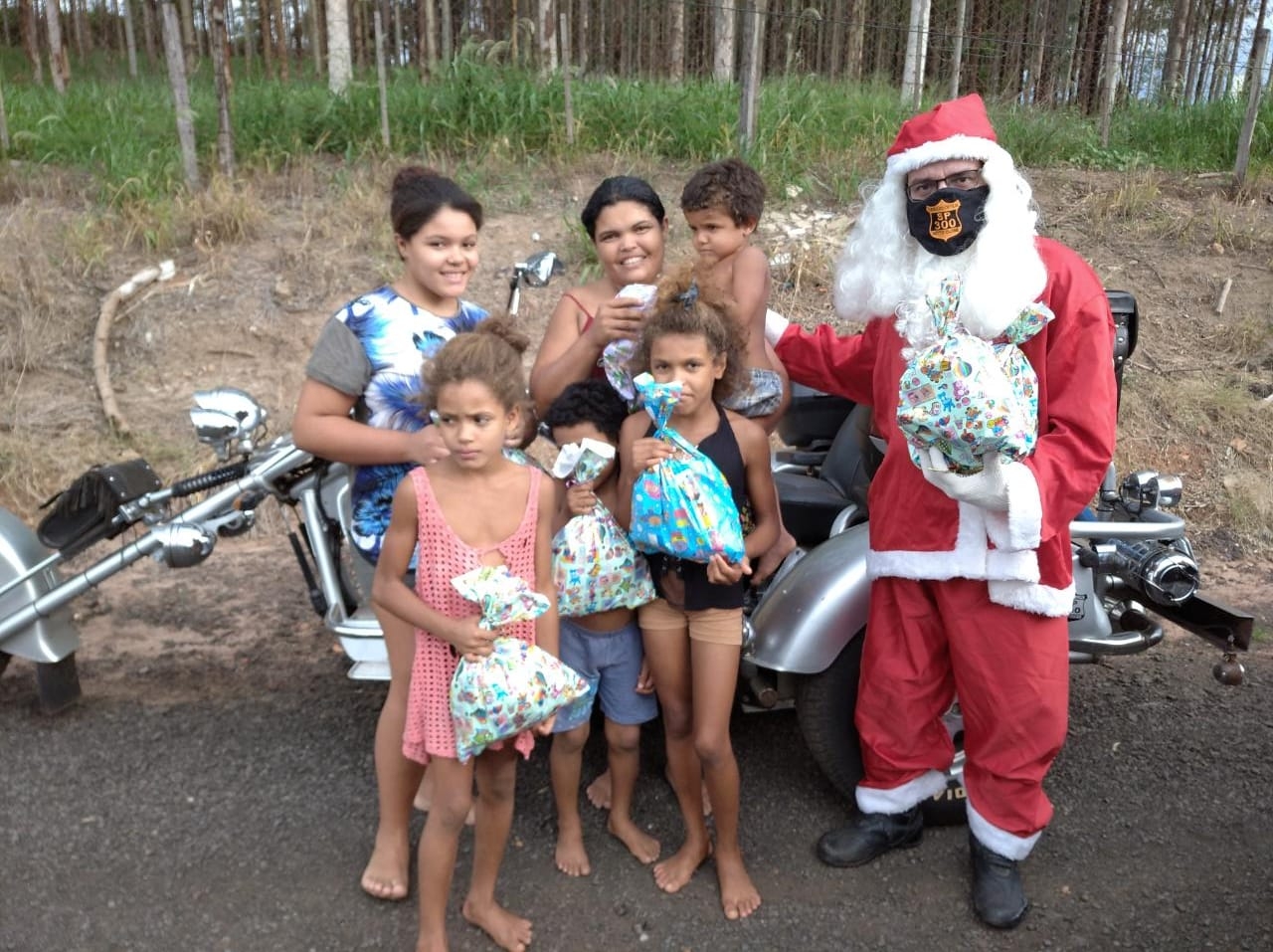 Motoclube SP 300 entrega presentes para crianças em Mirandópolis