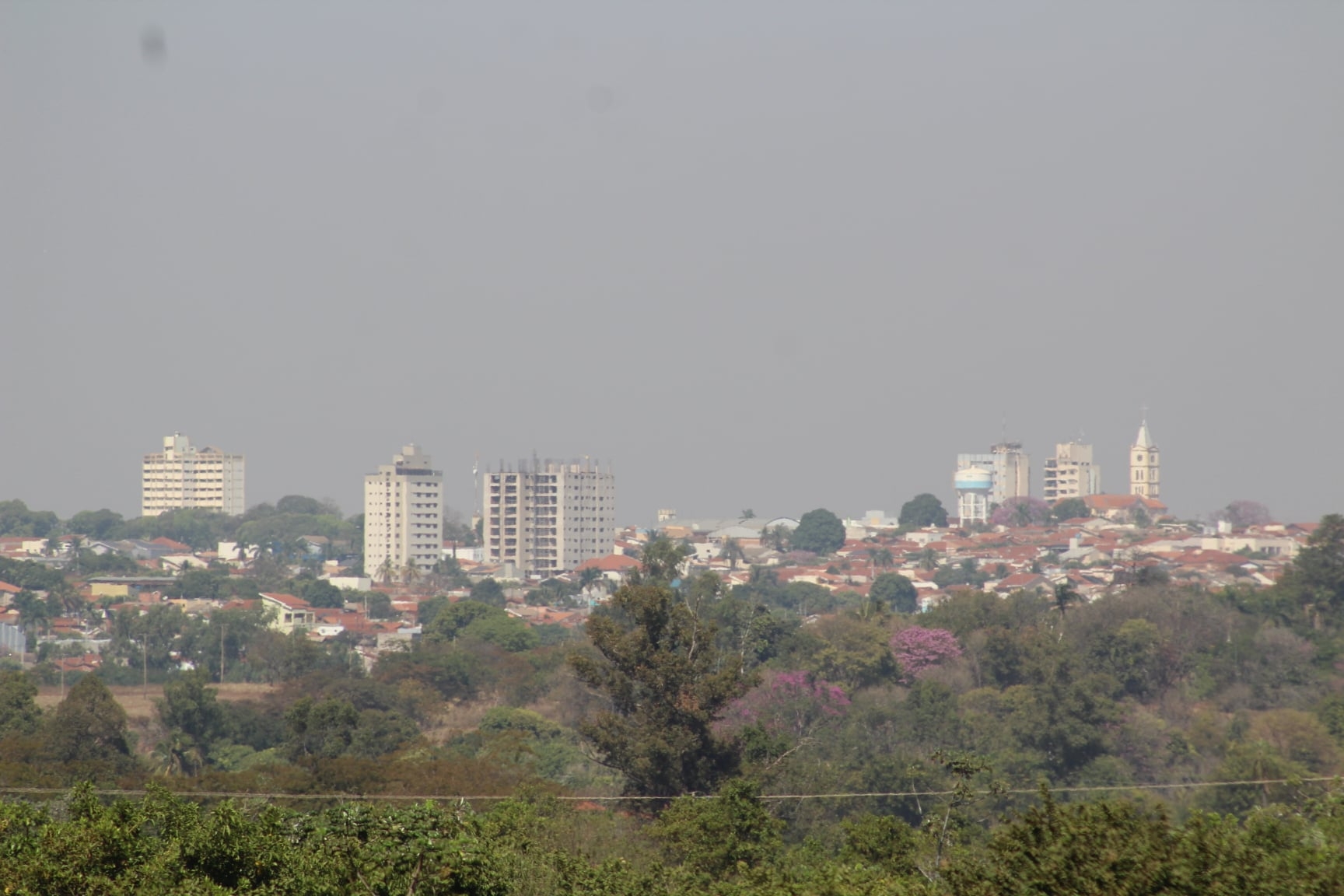 FUMAÇA E TERRA NO CÉU DE ANDRADINA: RISCO NA QUALIDADE DO AR