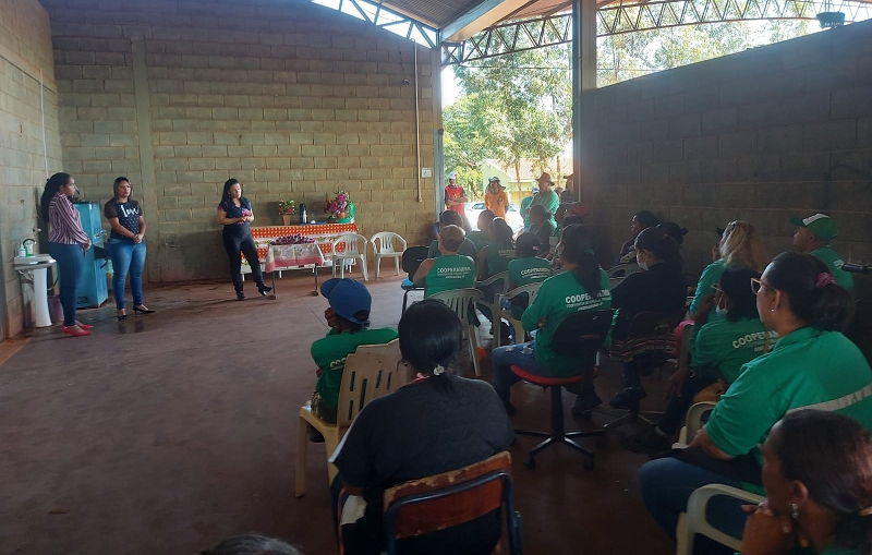 Conselho Tutelar e DDM de Andradina realizam palestra preventiva na cooperativa de reciclagem