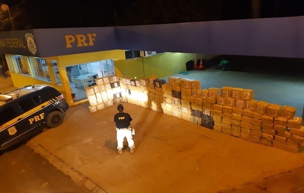 Traficante é preso pela Polícia Rodoviária Federal com mais de 3 toneladas de maconha em fardos de ração em Água Clara