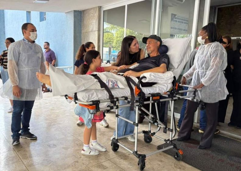 Ao receber alta, investigador do GOE de Araçatuba, que sobreviveu a um AVCH, é aplaudido por policiais