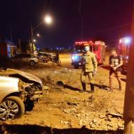 Em Três Lagoas motorista perde o controle do carro e bate violentamente contra poste de energia