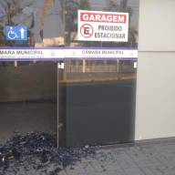 CÂMARA MUNICIPAL DE ANDRADINA É ALVO DE VANDALISMO