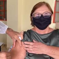Ex-prefeita de Castilho Fátima Nascimento toma a 1ª Dose da vacina coronavac