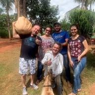 Prefeito de Andradina Mário Celso Lopes visita assentamento e ganha abóbora de 20 kg