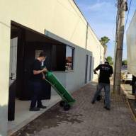 Rodomary Transportes descarrega cilindros de oxigênio no AME de Andradina