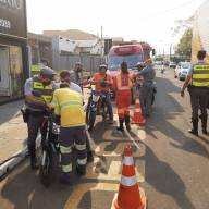 Em Andradina Polícia Militar, Rodoviária e Corpo de Bombeiros realizaram ação educativa aos motociclistas na avenida Bandeirantes com avenida Guanabara
