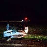 Carro de Junqueirópolis capota na Marechal Rondon em Castilho e fica abandonado