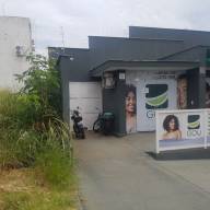 Clínica sofre 5 meses com descaso em Andradina por dono de terreno que deixa mato crescer