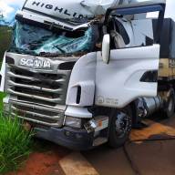 Em Dracena aduela metálica cai na Rodovia General Figueiredo e atinge cabine de carreta