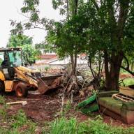 Prefeitura de Andradina faz limpeza na Praça Zé Estevão