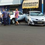 Condutor perde o controle da direção, colide em dois veículos e invade calçada no centro de Guararapes
