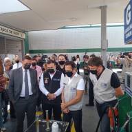 Autoridades acompanham vistoria realizada pela Polícia Civil em posto de combustível