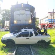 Em Andradina, trem atropela e arrasta veículo em cruzamento