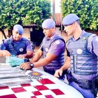 Força Tática de Andradina prendeu indivíduo com 06 tijolos de maconha e dinheiro do tráfico, alvo de combate ao crime Vila Passarelli
