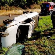 Motorista de 28 anos dribla a morte em capotamento de Saveiro na SP 563 em frente da Citroplast de Andradina