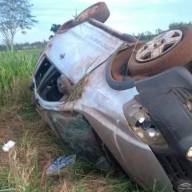 Carro capota e deixa três feridos rodovia Comendador Kazuo Namiki em Pereira Barreto