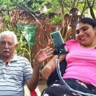 AVÔ APRENDE A MAQUIAR PARA REALIZAR SONHO DA NETA COM PARALISIA CEREBRAL EM SER INFLUENCIADORA DIGITAL EM ANDRADINA