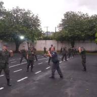 POLÍCIA MILITAR MINISTRA INSTRUÇÃO DE DEFESA COM BASTÃO TONFA AO TIRO DE GUERRA DE DRACENA