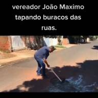 Vereador João Máximo “tapa” buracos no asfalto em Andradina
