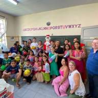 Prefeito Airton Gomes e 1ª Dama distribuem presentes e panetones para estudantes da rede municipal de Guaraçaí