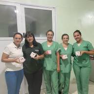 Colaboradoras da Unimed Andradina recebem lembrança do Dia das Mães