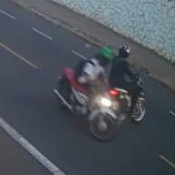 Polícia Civil de Araçatuba tenta identificar motociclista que bateu em moto de mulher na Baguaçu