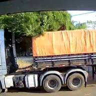 CARRETA DESGOVERNADA ATINGE VEÍCULOS EM RUA DE LAVÍNIA