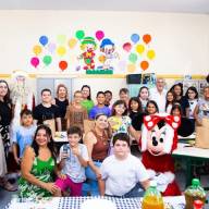 Prefeito Airton Gomes entrega presente e kit de Natal para 580 alunos da Educação Municipal de Guaraçaí