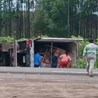 Caminhão carregado de ovos tomba na Rodovia Federal BR-262 em Água Clara