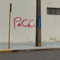 Suspeitos de pichar mensagens de apologia ao crime organizado são detidos em Presidente Venceslau